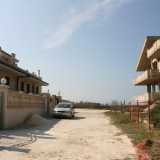 Accanto alle ville abbandonate sono presenti anche una serie di residenze abitate, tutte portate a termine prima dell�approvazione della legge che oggi tutela il paesaggio e l�ambiente